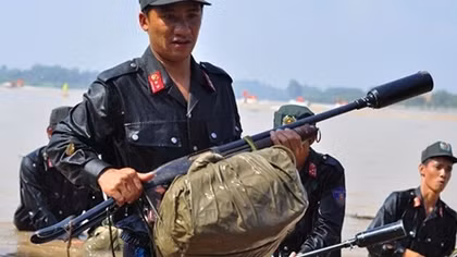 Cảnh sát cơ động bơi sông, bắn súng trong cuộc diễn tập