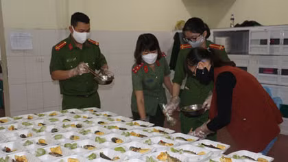 Ấm tình quân dân trong cơn đại dịch