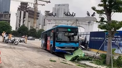 Xe buýt Thăng Long đâm người bộ hành tử vong 