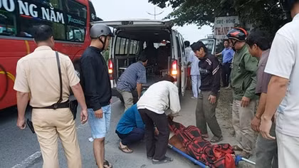 Leo qua dải phân cách, một phụ nữ bị xe máy tông tử vong