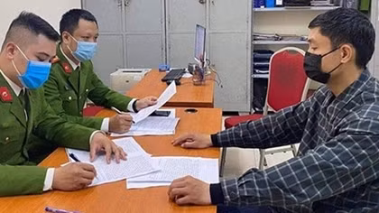 Đối tượng truy nã làm giả hóa đơn, chiếm đoạt 5,5 tỷ đồng ra đầu thú