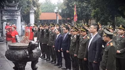 Dâng hương tưởng niệm và phát động trồng cây tại Đền thờ Hai Bà Trưng