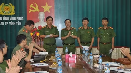 Khen thưởng các đơn vị phá vụ tàng trữ vũ khí và ma túy