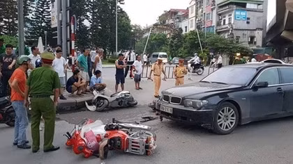 Nữ tài xế BMW đâm liên hoàn, kéo lê cháu nhỏ trên đường