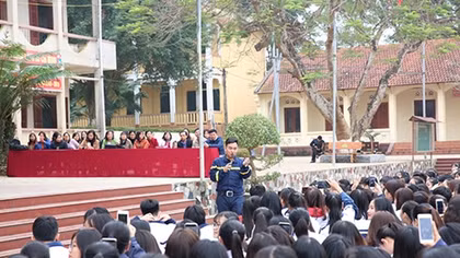 Tặng quà tình nghĩa, tuyên truyền phòng cháy chữa cháy