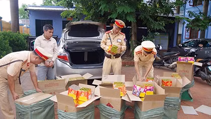 Tài xế ô tô chở gần 300kg pháo nổ gặp CSGT bỏ chạy