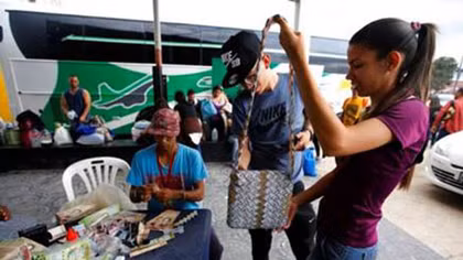 Mặt hàng thủ công từ tiền giấy không còn giá trị ở Venezuela