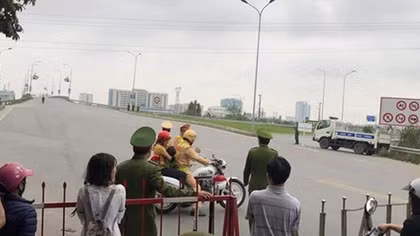 CSGT dùng xe đặc chủng đưa 2 mẹ con đi cấp cứu