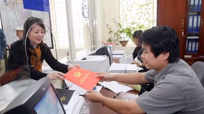 Phân cấp cho quận, huyện cấp sổ đỏ để giảm tải