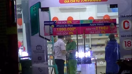 Trộm đột nhập FPT Shop lấy điện thoại di động