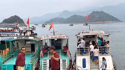 ATGT đường thuỷ mùa mưa bão: Nguy hiểm những con đò “3 không”