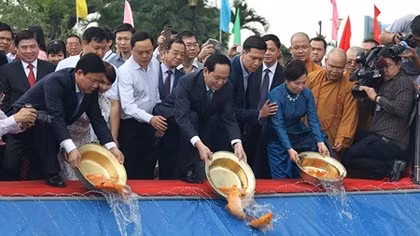 Chủ tịch nước thả cá chép tiễn ông Táo trên sông Sài Gòn