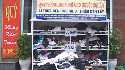 Chuyện ở quầy quần áo từ thiện