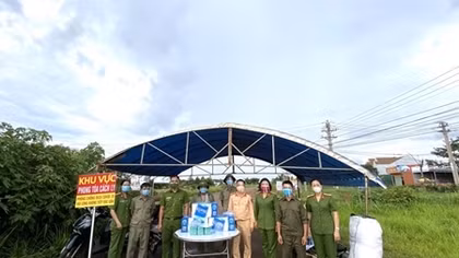 Công an Đắk Nông tặng quà cho lực lượng tuyến đầu chống dịch