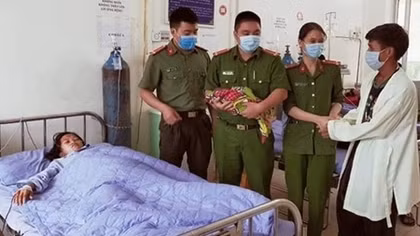 3 CBCS công an huyện hiến máu cứu sống sản phụ