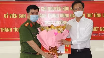 Trao thưởng các tập thể khám phá nhanh vụ án giết người ở Hưng Yên