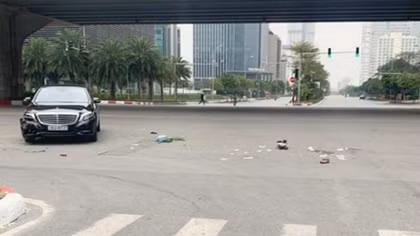 Xe Mercedes tông xe máy, 1 người nguy kịch
