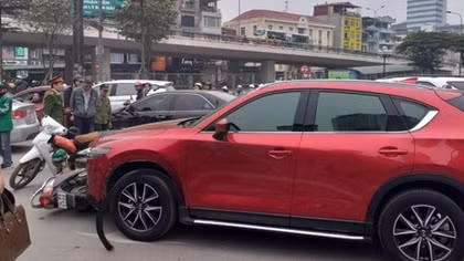 Nữ tài xế xe Mazda CX5 gây tai nạn liên hoàn khi chờ đèn đỏ