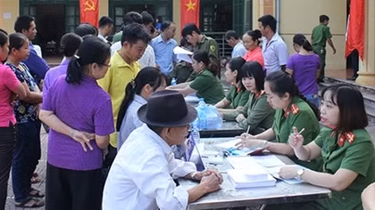 Cấp chứng minh thư lưu động cho hơn 200 người dân