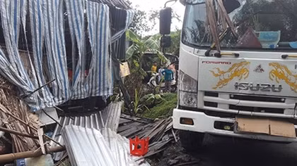 Xe tải mất lái đâm sập nhà dân