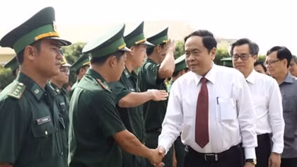 Chủ tịch UBTƯ MTTQ Việt Nam thăm Đồn biên phòng Nhà Mát