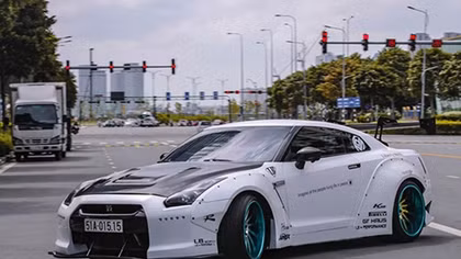 Thợ Việt độ Liberty Walk cho siêu xe Nissan GT-R cực “chất”