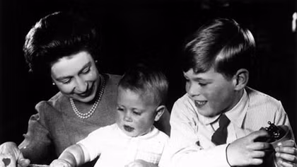 Lần đầu tiên tiết lộ phận làm mẹ của Nữ hoàng Anh Elizabeth II