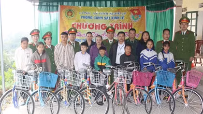 Công an Nghệ An trao quà cho học sinh nghèo tại vùng khó khăn