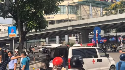 Tài xế taxi công nghệ tử vong tại ngã tư Láng Hạ