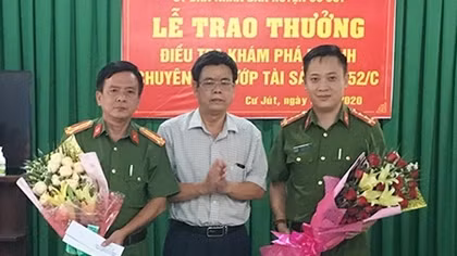 Khen thưởng Công an huyện Cư Jút khám phá nhanh vụ cướp 300 triệu đồng