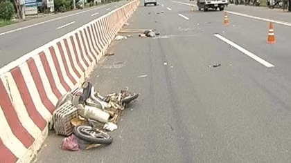 Vợ chồng cụ già đi xe đạp điện chết thảm bởi ô tô phóng ẩu