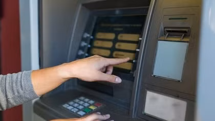 (CẢNH GIÁC) Tin tặc tung chiêu cướp tiền máy ATM chỉ trong vài giây
