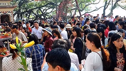 Đình chỉ công tác các lãnh đạo và cán bộ công chức đi lễ trong giờ làm việc