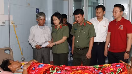 Sẻ chia nỗi đau với người dân vùng lũ