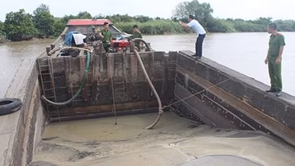 Vườn cây, ao cá trôi sông Đồng Nai vì... cát tặc