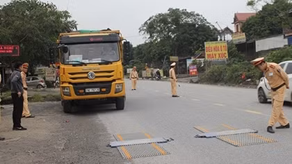 Xử lý xe quá khổ, quá tải trên tuyến đường Hồ Chí Minh