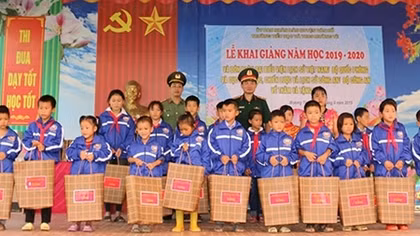 Lực lượng Công an "Cùng em đến trường"