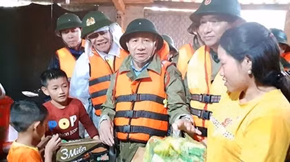 Lực lượng Công an nỗ lực giúp dân vùng bị lũ lụt chia cắt