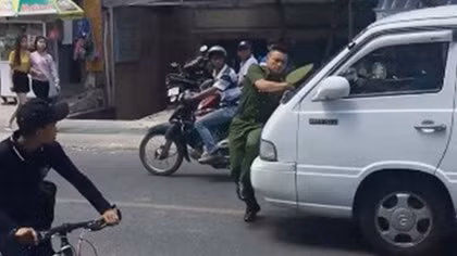 Hình phạt nào cho tài xế xe 16 chỗ "ủi" Trung úy Công an gần 100m trên phố?