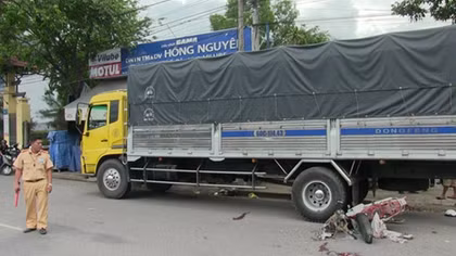 Xe máy đâm vào đuôi xe ô tô tải, một người tử nạn