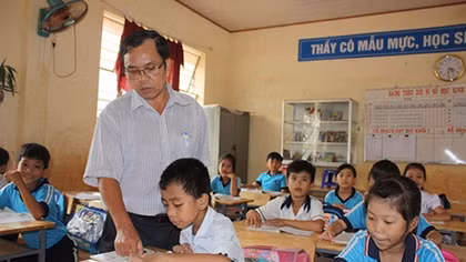 Nhọc nhằn “cõng chữ” lên biên giới