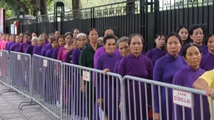 Hàng vạn người thành kính viếng Bác Hồ trong Ngày Tết Độc lập