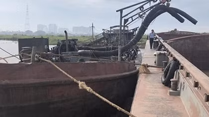 Bắt giữ 8 tàu khai thác cát trái phép trên sông Hồng