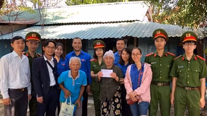 Công an Quảng Bình và Thừa Thiên-Huế tặng quà Tết cho người nghèo
