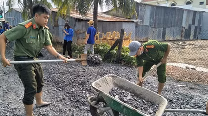 Công an huyện Gò Công Đông dặm vá đường nông thôn, phục vụ nhân dân
