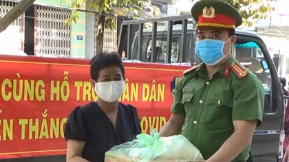 Trao quà tặng người dân khó khăn mùa dịch