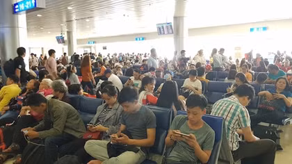 Sân bay Tân Sơn Nhất đông nghịt chiều 30 Tết
