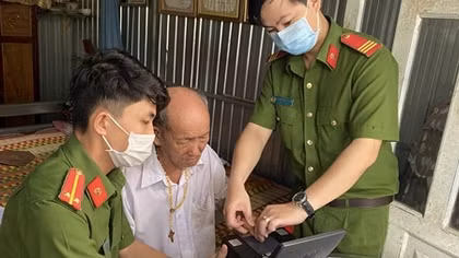 Công an TP Cần Thơ đến tận nhà làm CCCD cho người già