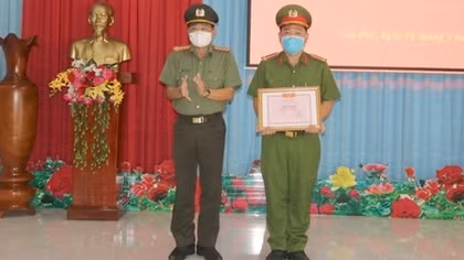 Công an tỉnh Đồng Tháp trao khen vụ bắt trộm 1,7 tỷ đồng