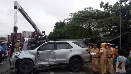 Xe khách tông nát đầu xe 7 chỗ, hàng chục hành khách hoảng loạn